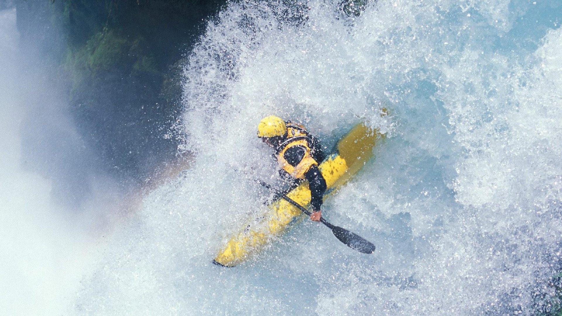 罗马诺独家确认，17岁新星卡尔今日签约拜仁，长约锁定至2028年